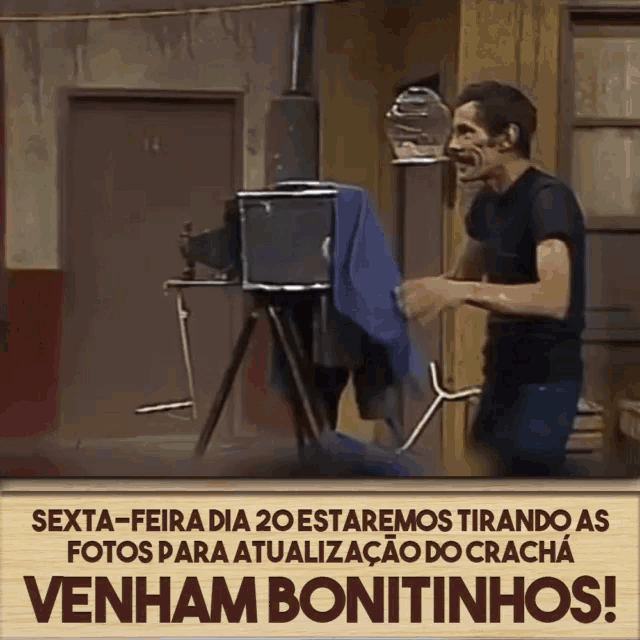 a man is standing in front of a camera with the words venham bonitinhos written below him