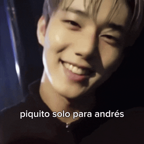 a close up of a man 's face with the words piquito solo para andres written below him