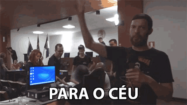 a man stands in front of a group of people with para o ceu written above him