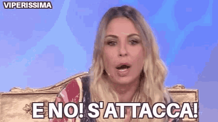 a woman is sitting in a chair and saying e no ! s'attacca !