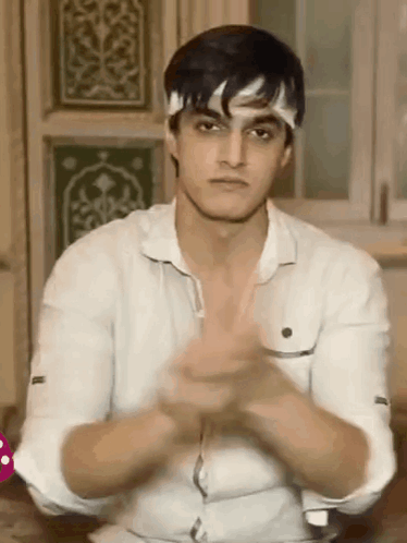 Clapping Mohsin Khan GIF - Clapping Mohsin Khan Kartik Goenka GIFs