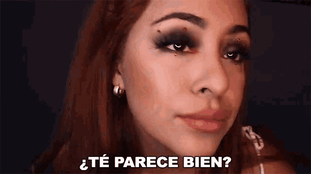 a close up of a woman 's face with the words te parece bien written above her