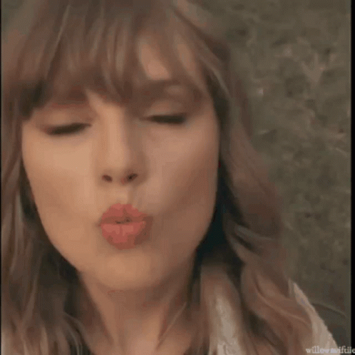 Taylor Swift Kiss GIF - Taylor Swift Kiss Mwah GIFs
