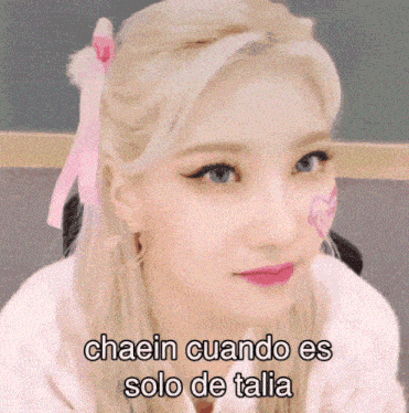 a girl with a pink ribbon in her hair and the words chaein cuando es solo de talia above her