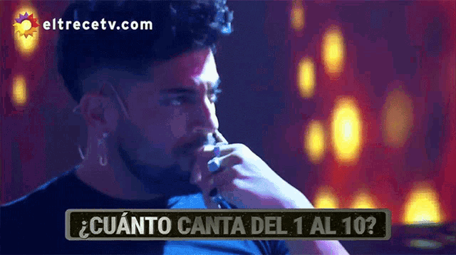 a man with a beard is talking into a microphone with the words cuanto canta del 1 al 10 written below him