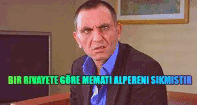 a man in a suit and blue shirt is sitting on a couch with a caption that says bir rivayete gore