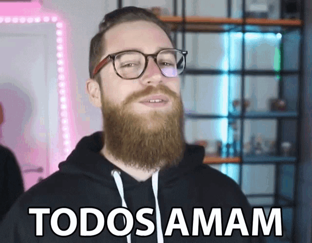 a man with a beard wearing glasses and a hoodie says todos amam