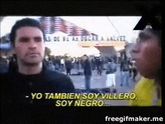 a man is talking to another man with the words yo tambien soy villero soy negro on the screen