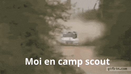 a blurred image of a car with the words moi en camp scout written below it