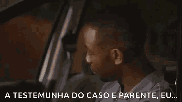 a man is sitting in the driver 's seat of a car with the words a testeminha do caso e parente , eu ...