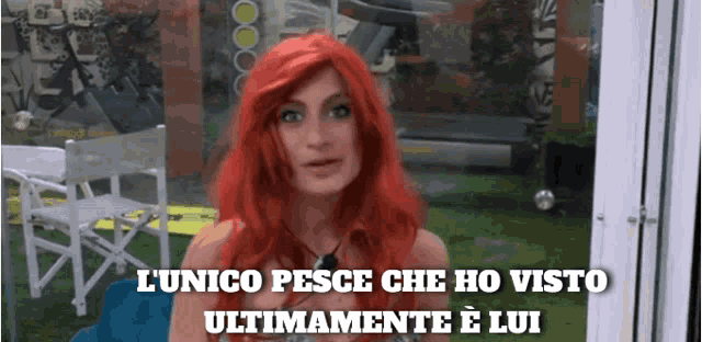 a woman with red hair says " l' unico pesce che ho visto ultimamente è lui "