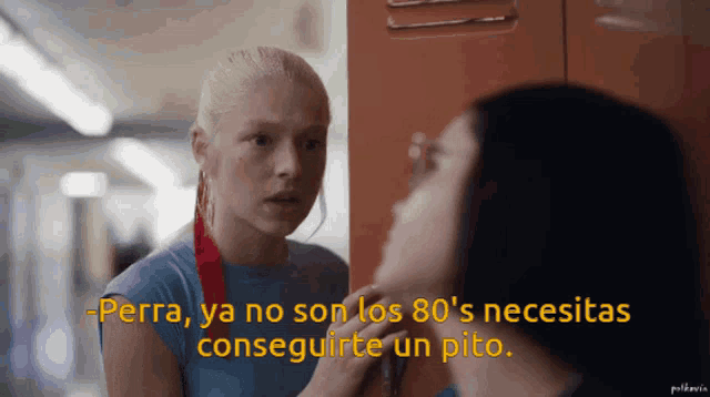 two girls are standing next to each other with the words perra ya no son los 80 's necesitas conseguirte un pito written below them