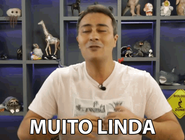 a man says muito linda in front of a shelf full of toys