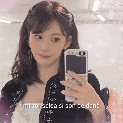 a woman taking a selfie with the words mirror selca si son de dana