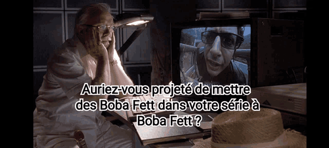 a man sitting in front of a computer screen with the words auriez-vous projete de mettre des boba fett