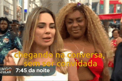 two women are standing in front of a sign that says " chegando na conversa "