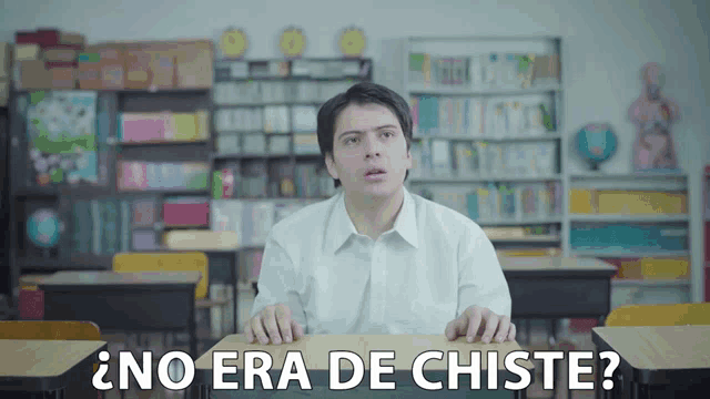 a man sitting at a desk in a classroom with the words no era de chiste