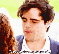 a man in a suit is talking to a woman and the words te puedo dar un solo consejo