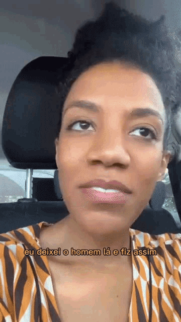 a woman sitting in a car with the words eu deixei o homem la e fiz assim on the bottom