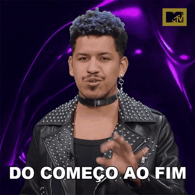 a man wearing a choker and a leather jacket says do comeco ao fim