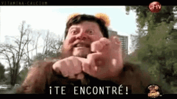 a man is pointing at the camera with the words " te encontré " on the bottom right