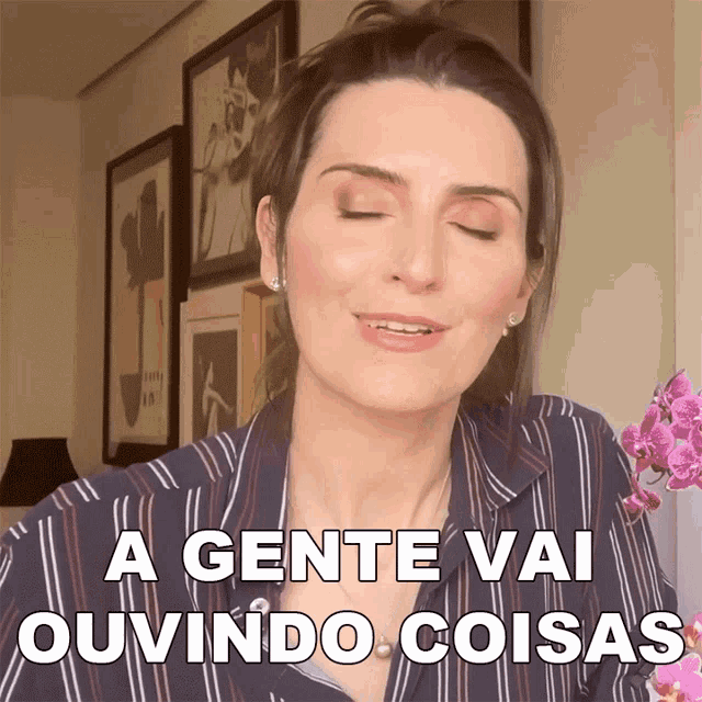 a woman says a gente vai ouvindo coisas in a striped shirt