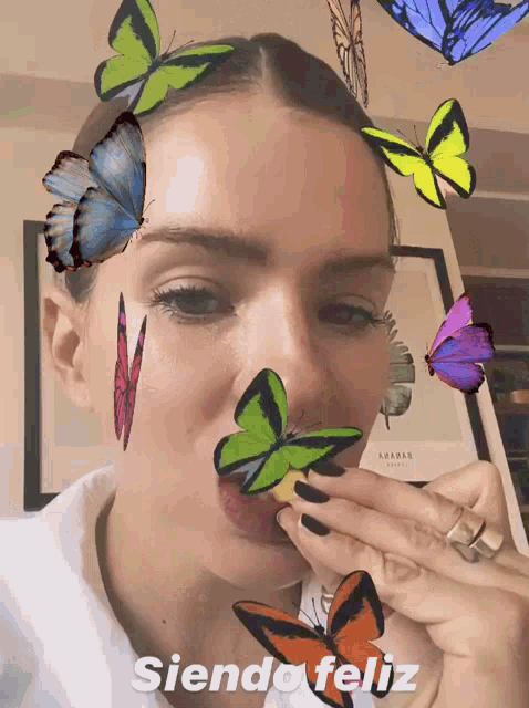 a woman with butterflies on her face and the words siendo feliz