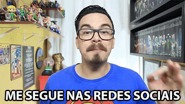 a man wearing glasses and a blue shirt says me seguie nas redes socials
