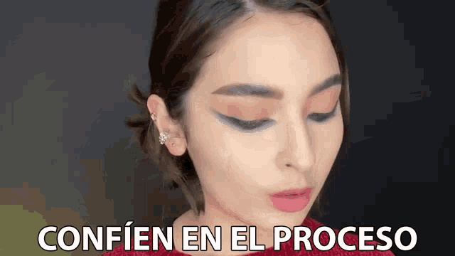 a close up of a woman 's face with the words confien en el proceso written above her