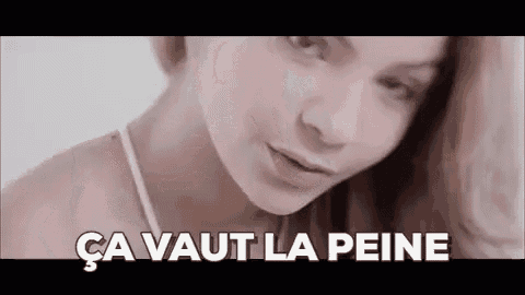 a close up of a woman 's face and the words `` ca vaut la peine '' .
