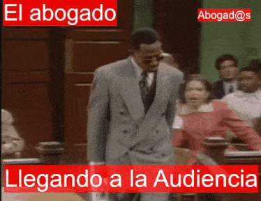 a man in a suit and tie is standing in front of a crowd with the words el abogado llegando a la audiencia above him