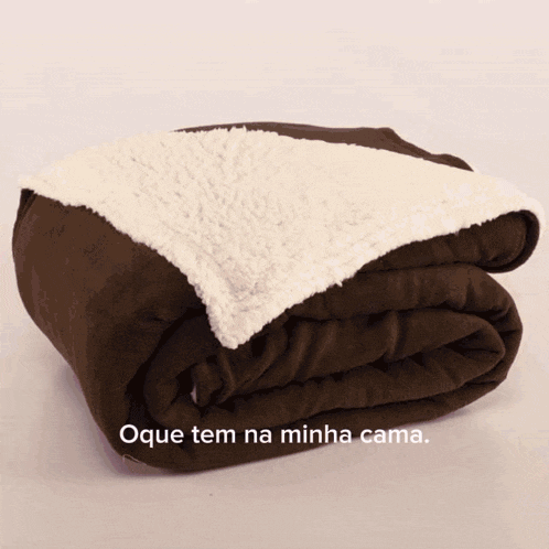 a brown blanket with the words oque tem na minha cama