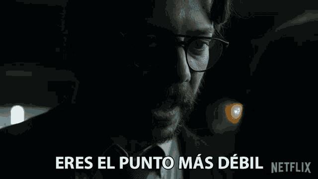 a man wearing glasses and a suit says eres el punto mas debil netflix