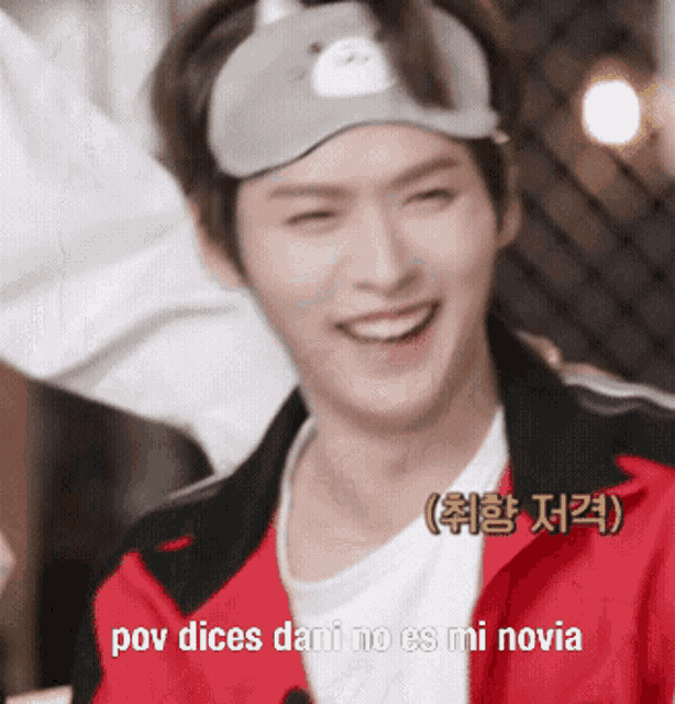 a man wearing a headband with a cat on it and the words pov dices dani no es mi novia below him