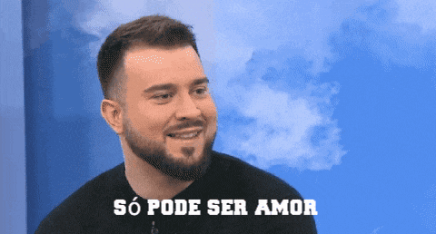 a man with a beard is smiling with the words so pode ser amor written below him