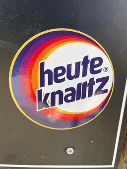a sign that says heute knalltz in a circle