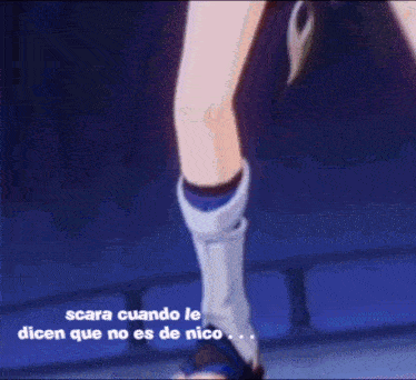 a close up of a person 's legs with the words scara cuando le dicen que no es de nico below them