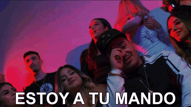 a group of people with the words estoy a tu mando written on the bottom
