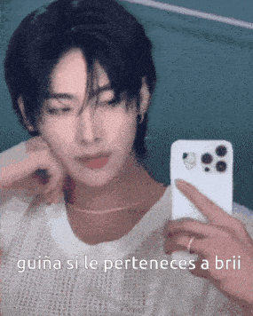 a man is taking a picture of himself in a mirror with the words guina si le perteneces a bril written below him
