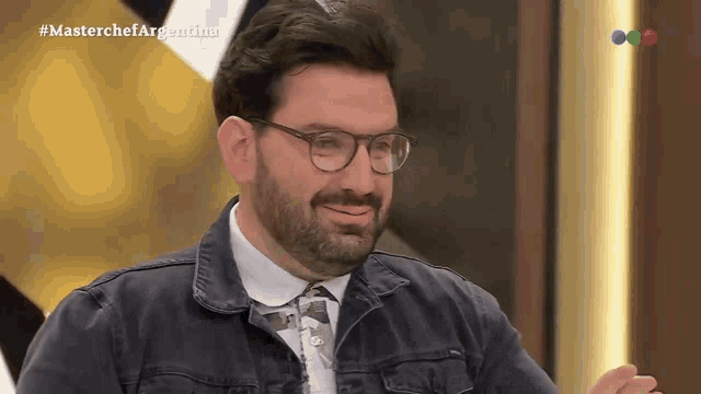 a man with glasses and a beard appears on a tv show called masterchef argentina