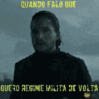 a picture of a man with the words quando falo que written on it