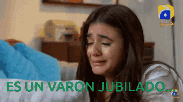a woman is crying and the words es un varon jubilado are above her
