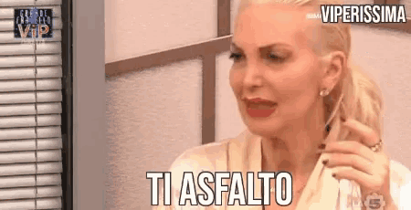 a woman is crying and says ti asfalto in a video