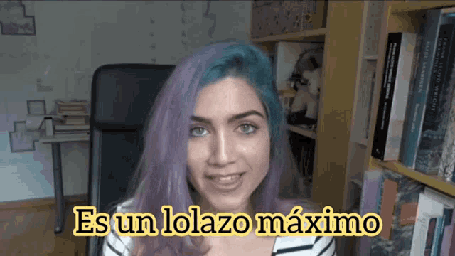 a woman with purple hair and the words es un lolazo maximo on the bottom