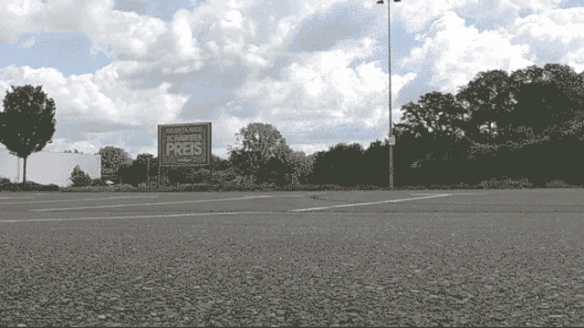 a parking lot with a sign that says " schöner preis " on it