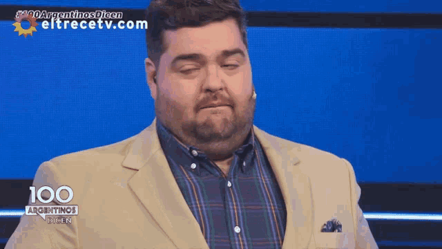 a man with his eyes closed is on a screen that says 100 argentinas on it