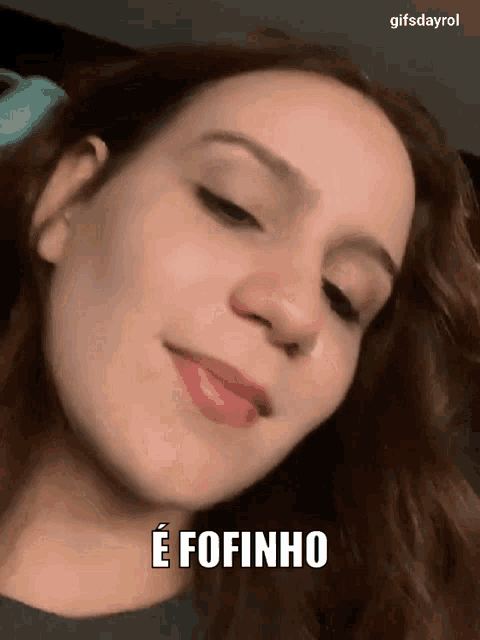 a close up of a woman 's face with the words e fofino written on it .