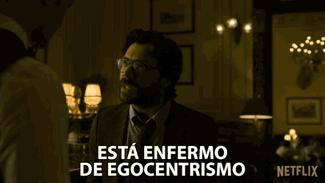 a man in a suit and tie says esta enfermo de egocentrismo in a dark room