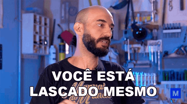 a bald man with a beard is wearing a black shirt that says você está lascado mesmo