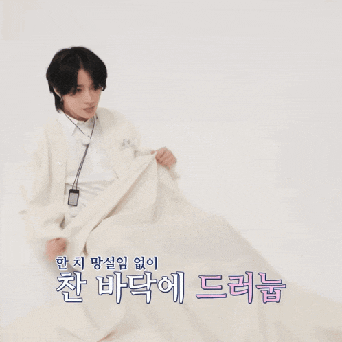 a person wrapped in a white blanket with chinese writing on the bottom